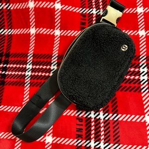 EXCELLENT CONDITION Black Sherpa LuluLemon Belt Bag with Gold accents